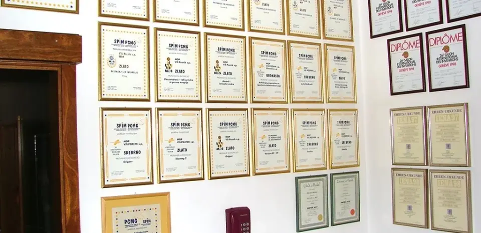 Diplomy a certifikáty spojené s technológiami Poznik
